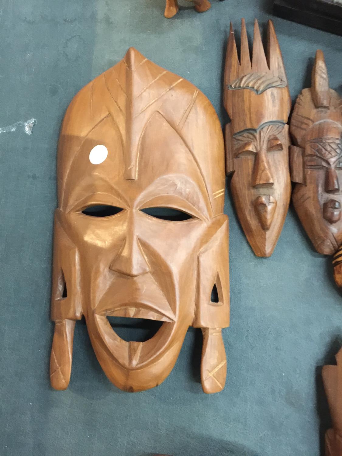A QUANTITY OF TREEN ITEMS TO INCLUDE AFRICAN MASKS, FIGURES, BOX, COASTERS, ETC - Bild 3 aus 6
