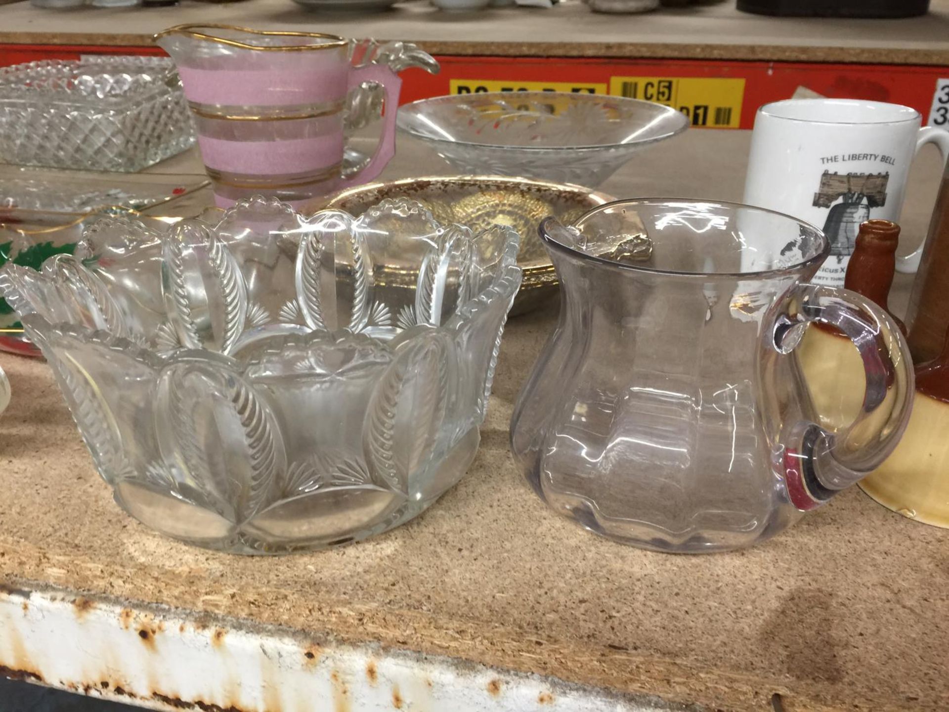 A LARGE AMOUNT OF GLASSWARE TO INCLUDE BOWLS, JUGS, SCENT BOTTLE, PLATES, ETC - Image 3 of 5