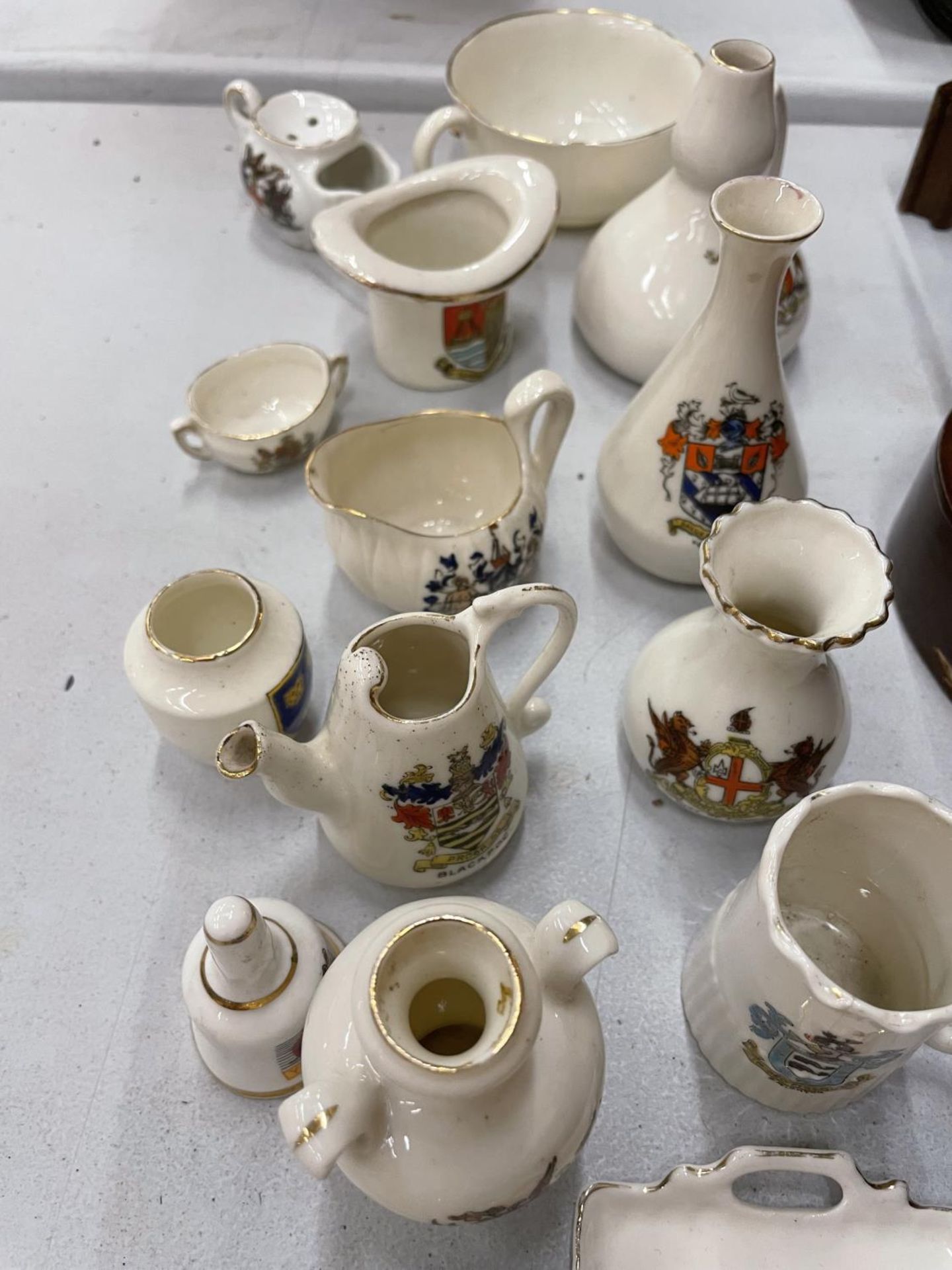 A QUANTITY OF SMALL CRESTED WARE TO INCLUDE VASES, JUGS, CHEESE DISHES, ETC - Image 4 of 4