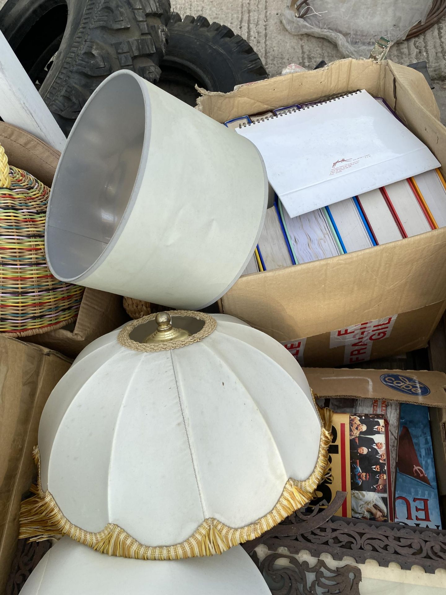 AN ASSORTMENT OF HOUSEHOLD CLEARANCE ITEMS TO INCLUDE LAMP SHADES AND BOOKS ETC - Image 3 of 4