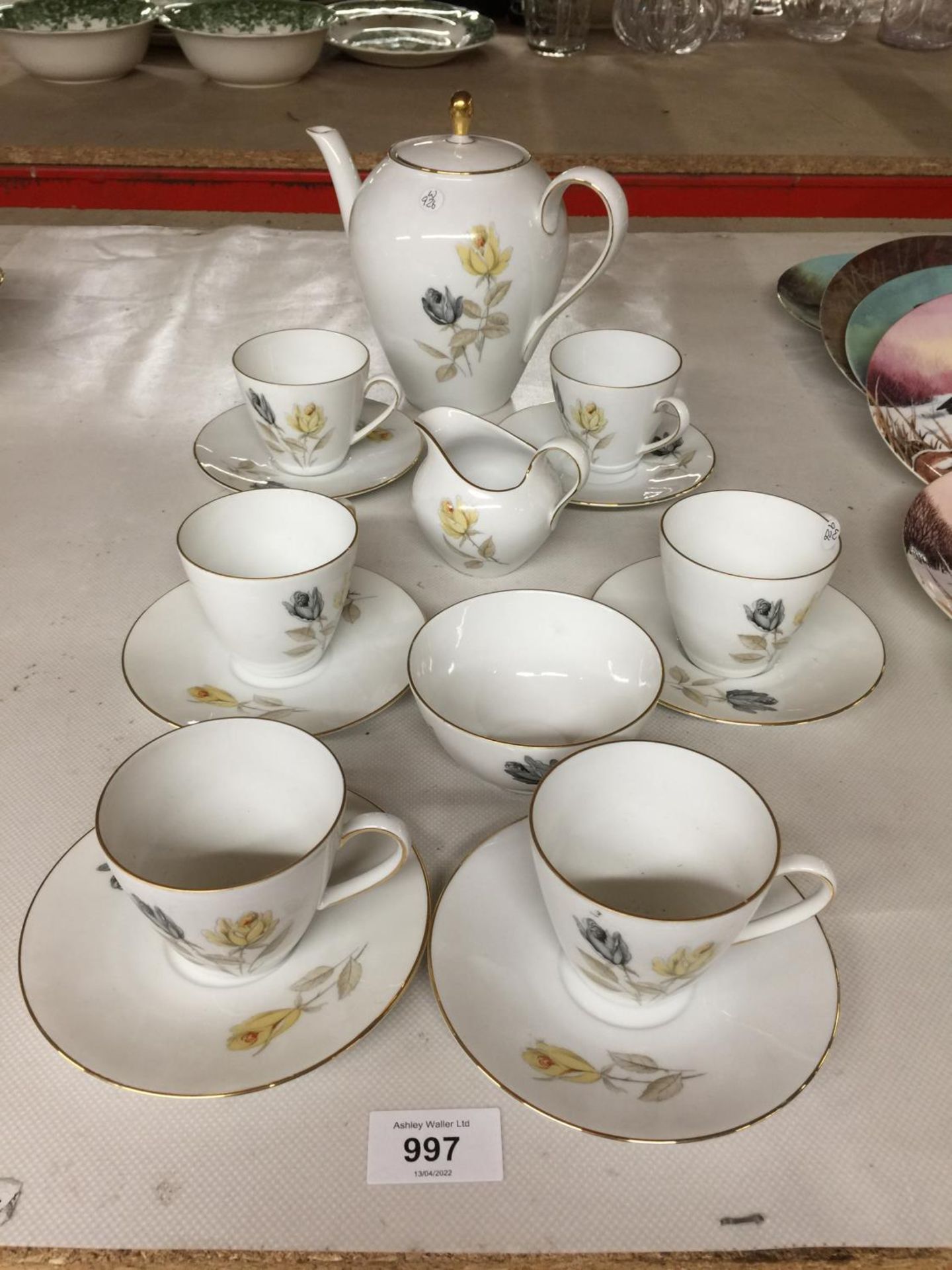 A BAVARIAN GERMANY CHINA TEASET WITH FLOWER PATTERN COMPRISING OF CUPS AND SAUCERS, TEAPOT, CREAM