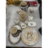 A COLLECTION OF CERAMICS TO INCLUDE A BESWICK MUG, CROWN DEVON JUG, DOULTON JUG - CHIP TO RIM,