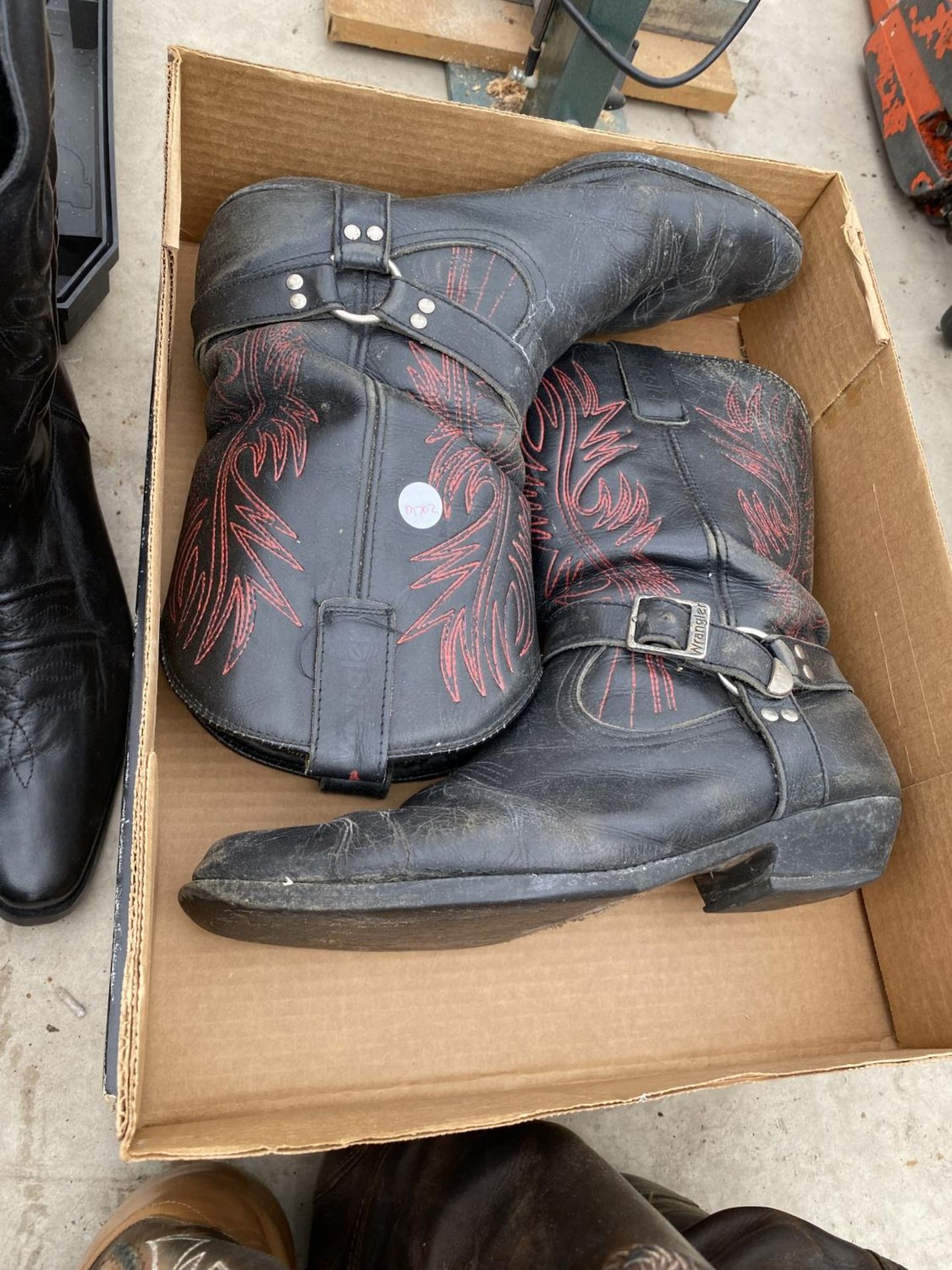 A LARGE COLLECTION OF GENTS COWBOY BOOTS FROM SIZE 10.5-12 - Image 4 of 5
