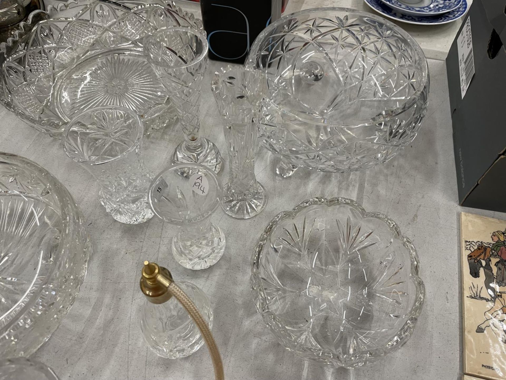 A QUANTITY OF CUT GLASS ITEMS TO INCLUDE SWAN DISHES, BOWLS, SCENT BOTTLE, VASES, ETC - Image 3 of 6