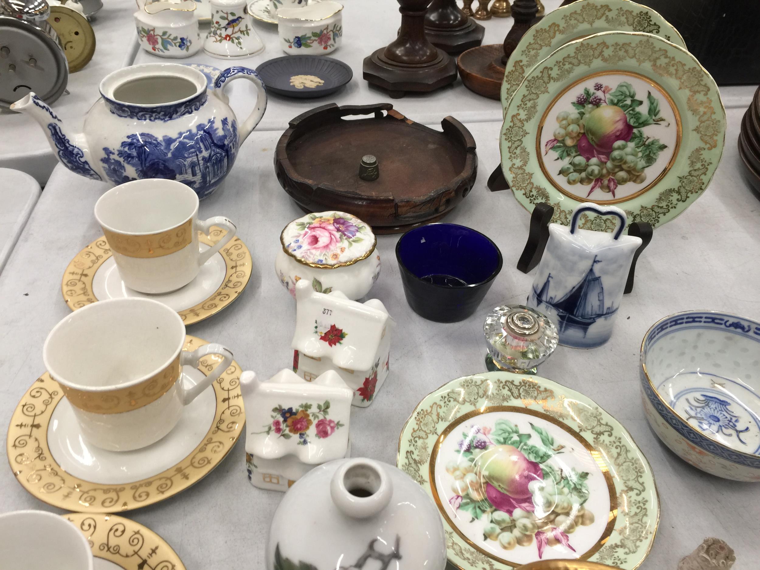 A COLLECTION OF CERAMICS AND CHINA TO INCLUDE CUPS AND SAUCERS, PLATES, COTTAGES, THIMBLES, ETC - Bild 5 aus 6
