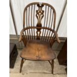 AN 18TH CENTURY STYLE ELM WINDSOR ARMCHAIR WITH CRINOLINE BOW (A/F)