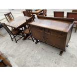 AN EARLY 20TH CENTURY OAK DINING ROOM SUITE COMPRISING SIDEBOARD, DRAW-LEAF DINING TABLE AND FOUR