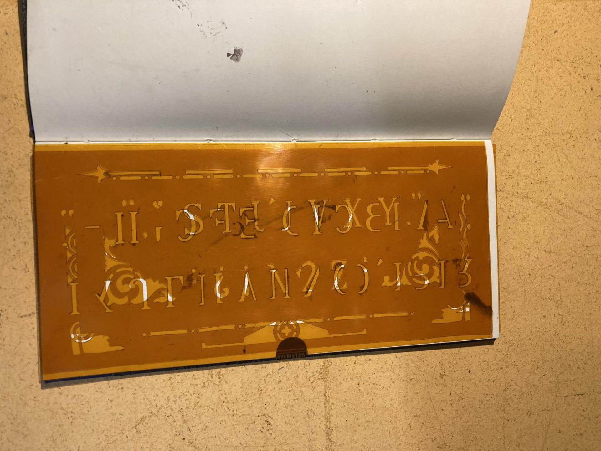 THE ECONASIGN BOX - METAL BOX WITH STENCILS - Image 7 of 10