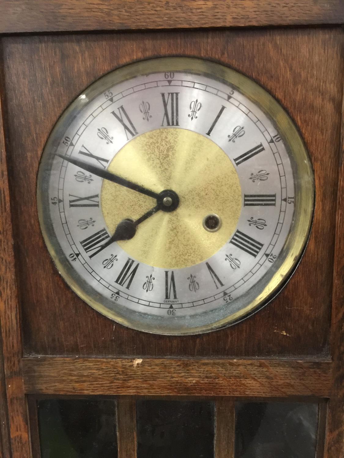 A VINTAGE MAHOGANY CASED CHIMING WALL CLOCK WITH ROMAN NUMERAL FACE AND PENDULUM - Bild 4 aus 4