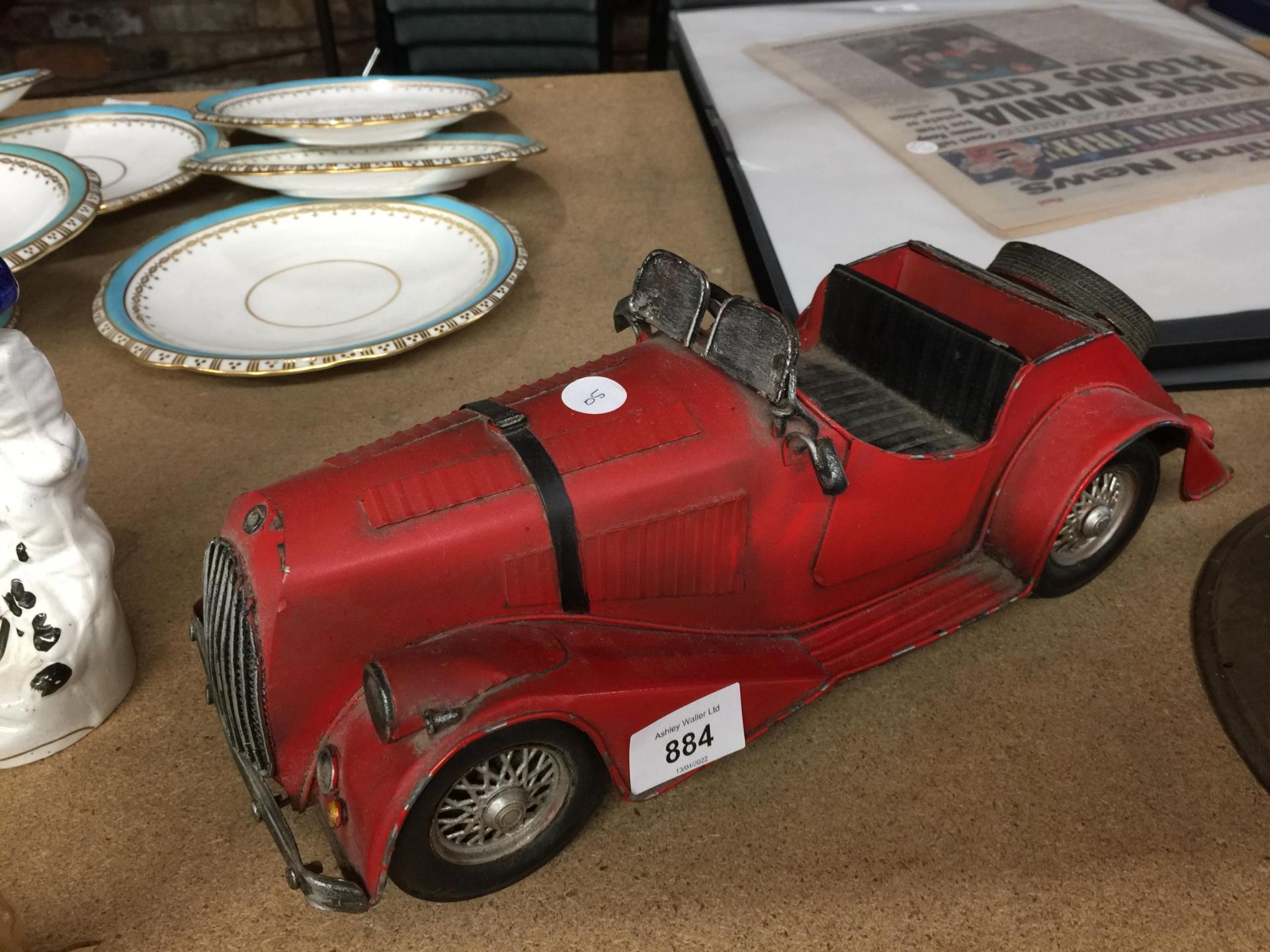 A LARGE MODEL OF A RED MORGAN SPORTS CAR LENGTH 36CM - Image 3 of 4