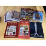 A COLLECTION OF ANTIQUE GUIDES TO INCLUDE MILLERS AND SOTHEBYS ANTIQUE GUIDE BOOKS AND MORE THAN