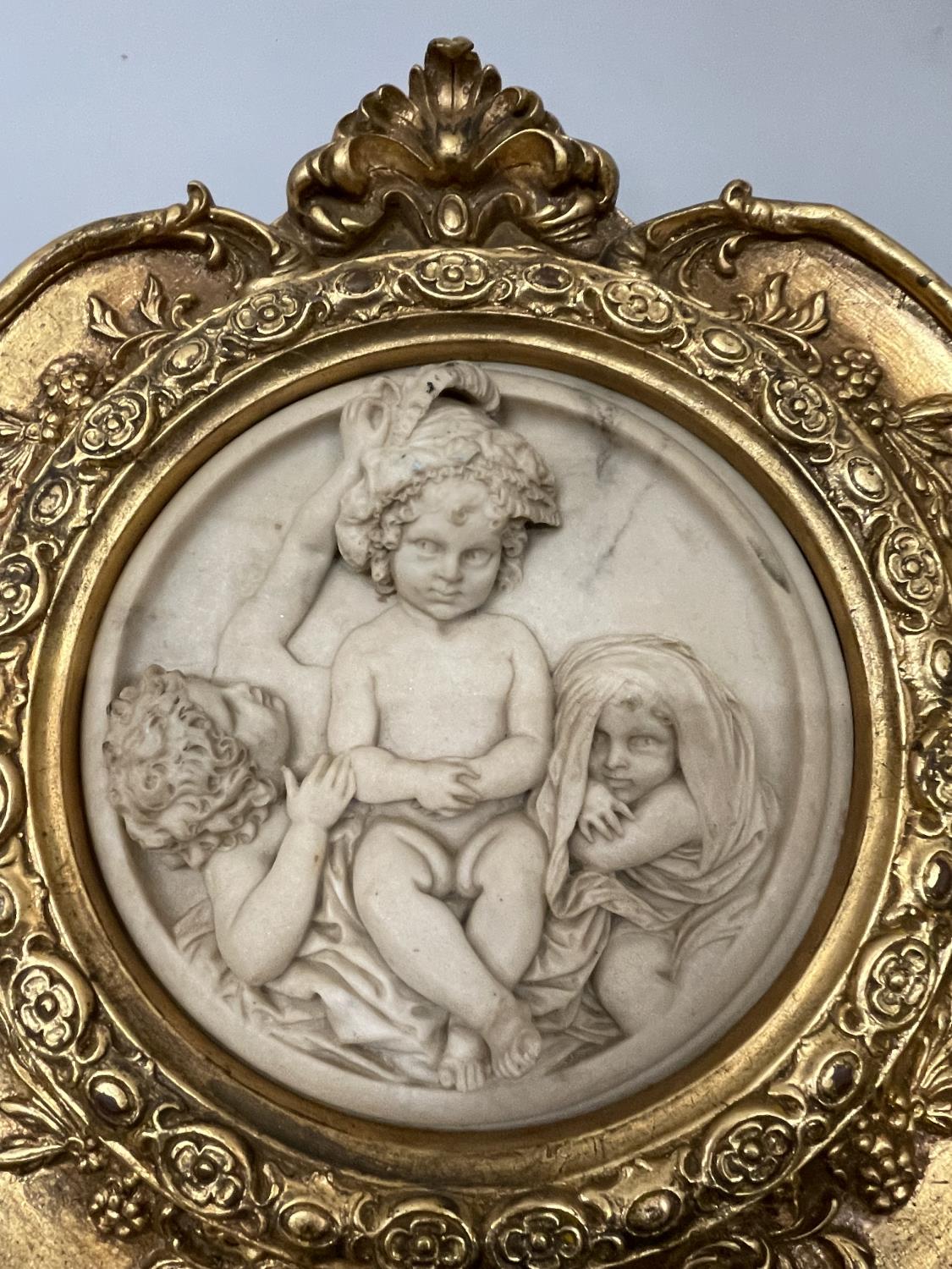 AN ORNATE GILT FRAMED PLAQUE OF CHILDREN DIAMETER 33CM - Image 2 of 4