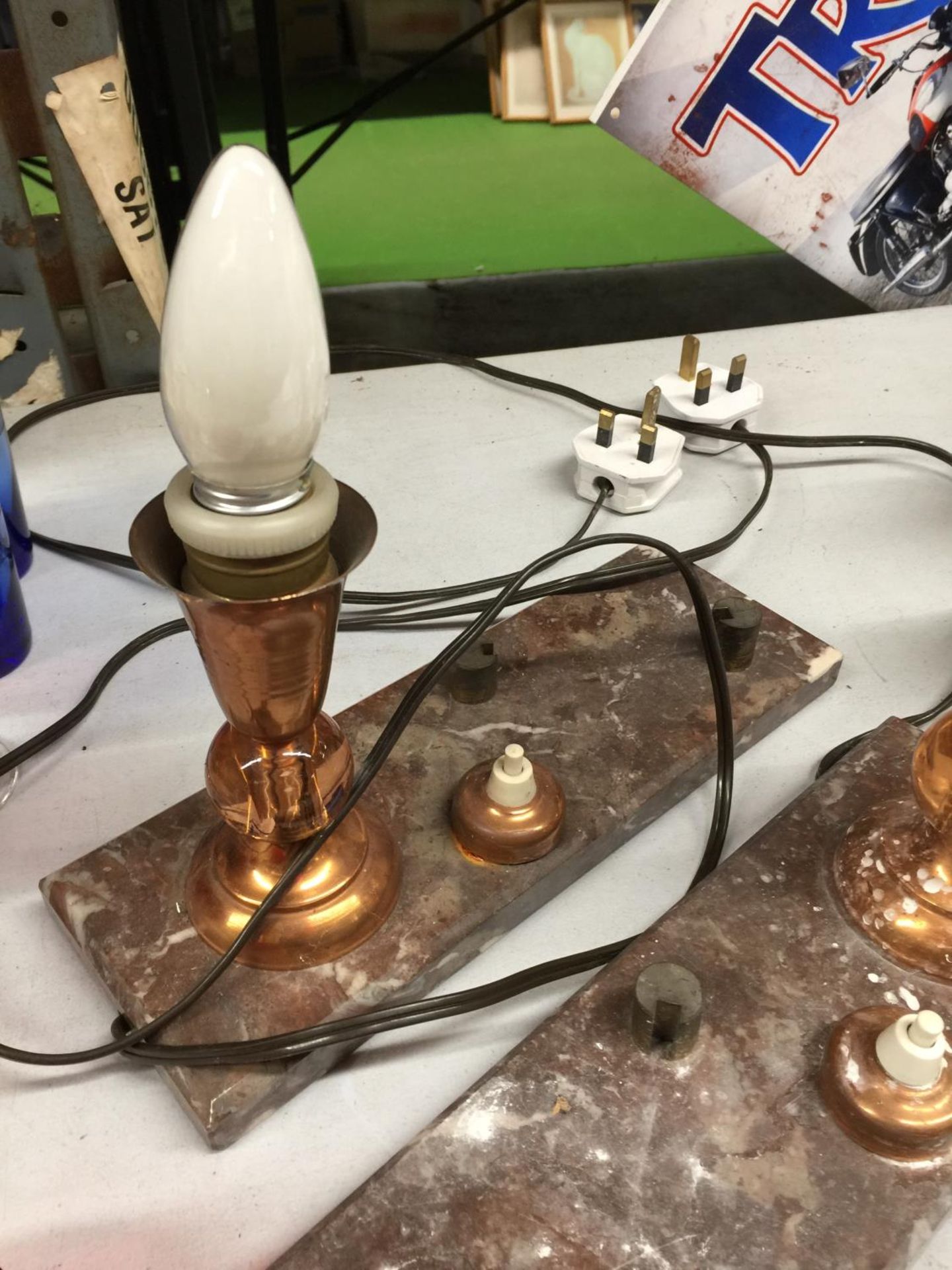 A PAIR OF DECO LOOKING LAMPS ON MARBLE BASES - Image 2 of 3
