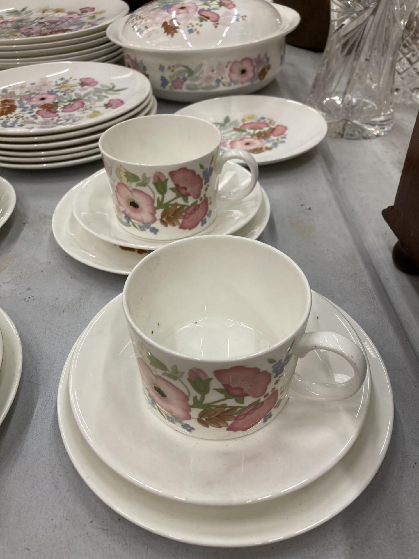 A COLLECTION OF WEDGWOOD 'MEADOW SWEET' DINNERWARE TO INCLUDE CUPS AND SAUCERS, DINNER AND SIDE - Image 2 of 6