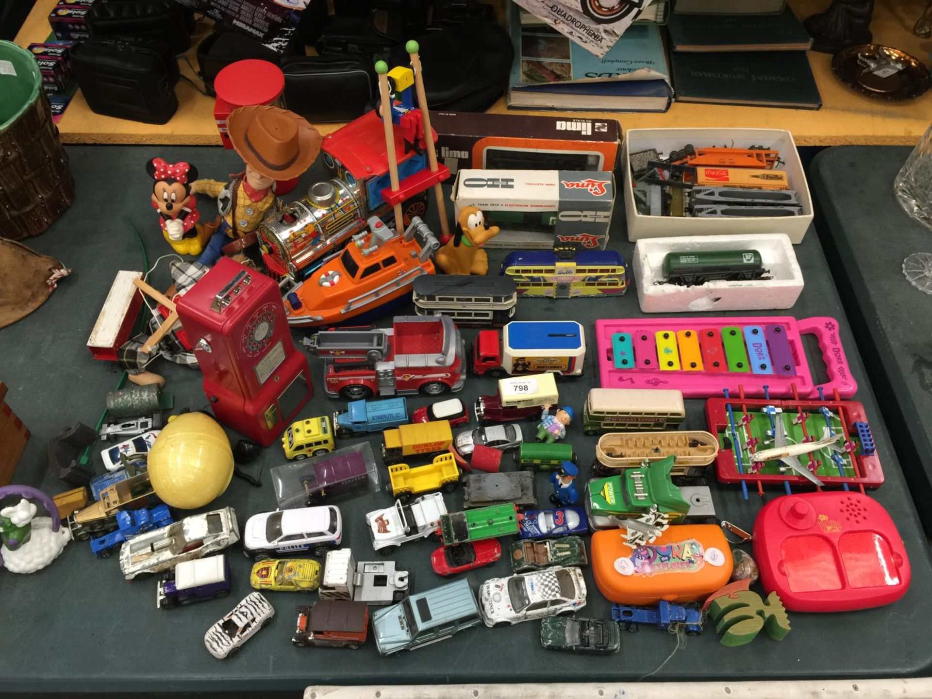 A QUANTITY OF TOYS TO INCLUDE DIE-CAST CARS, TOY STORY 'WOODY', DISNEY FIGURES, ETC - Image 2 of 14