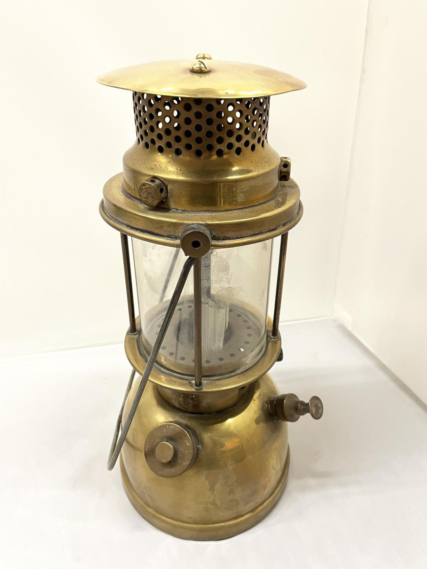 A VINTAGE BRASS TILLEY LAMP APPROXIMATELY 34CM HIGH - Image 2 of 6