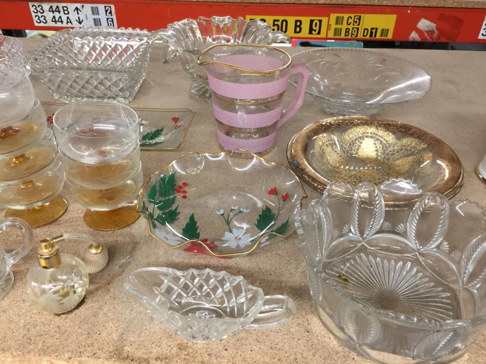 A LARGE AMOUNT OF GLASSWARE TO INCLUDE BOWLS, JUGS, SCENT BOTTLE, PLATES, ETC - Image 2 of 5