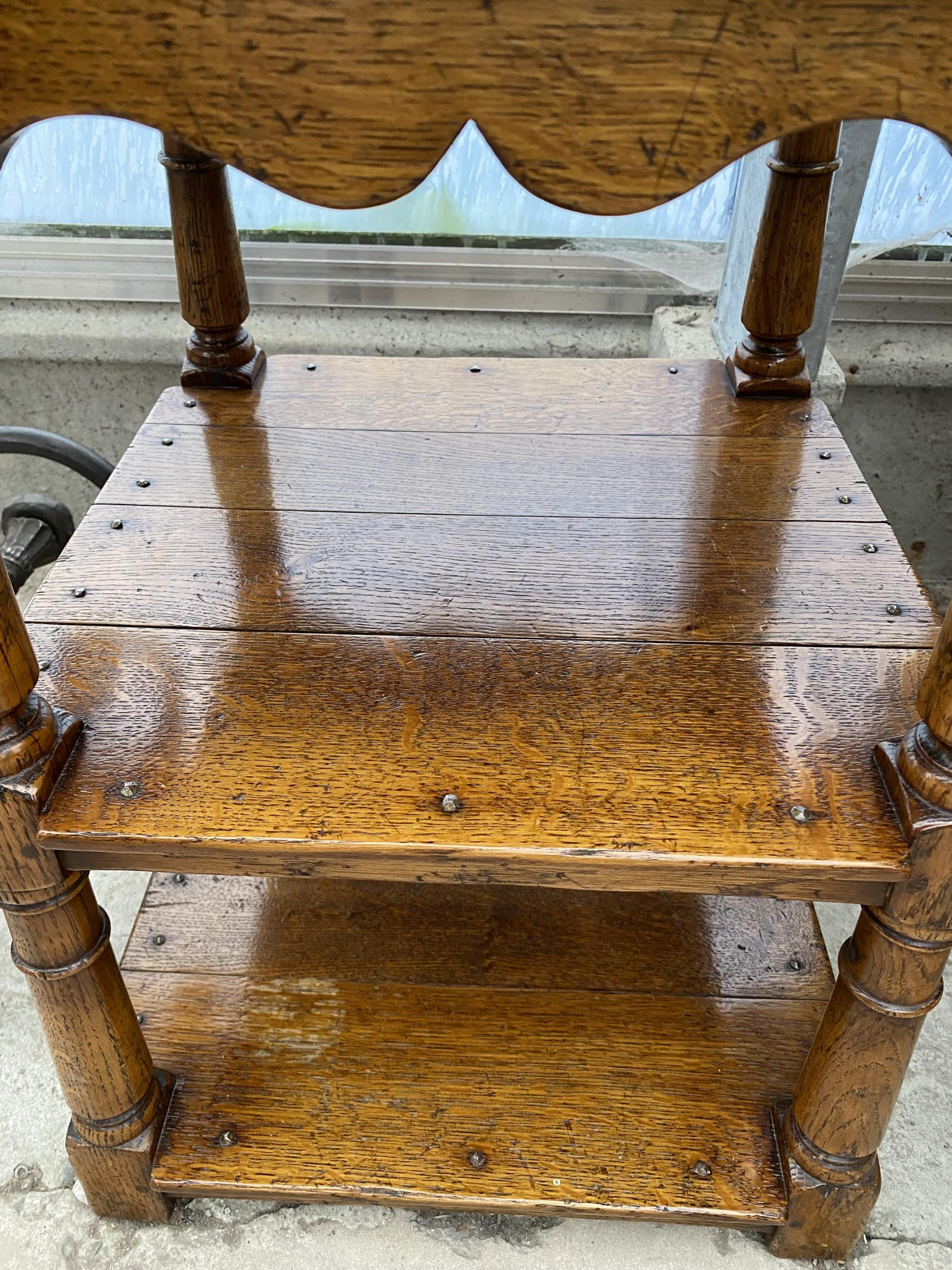 A GEORGE III STYLE LIGHT OAK TAPERED THREE TIER TABLE ON TURNED LEGS, 17" SQUARE - Image 3 of 4