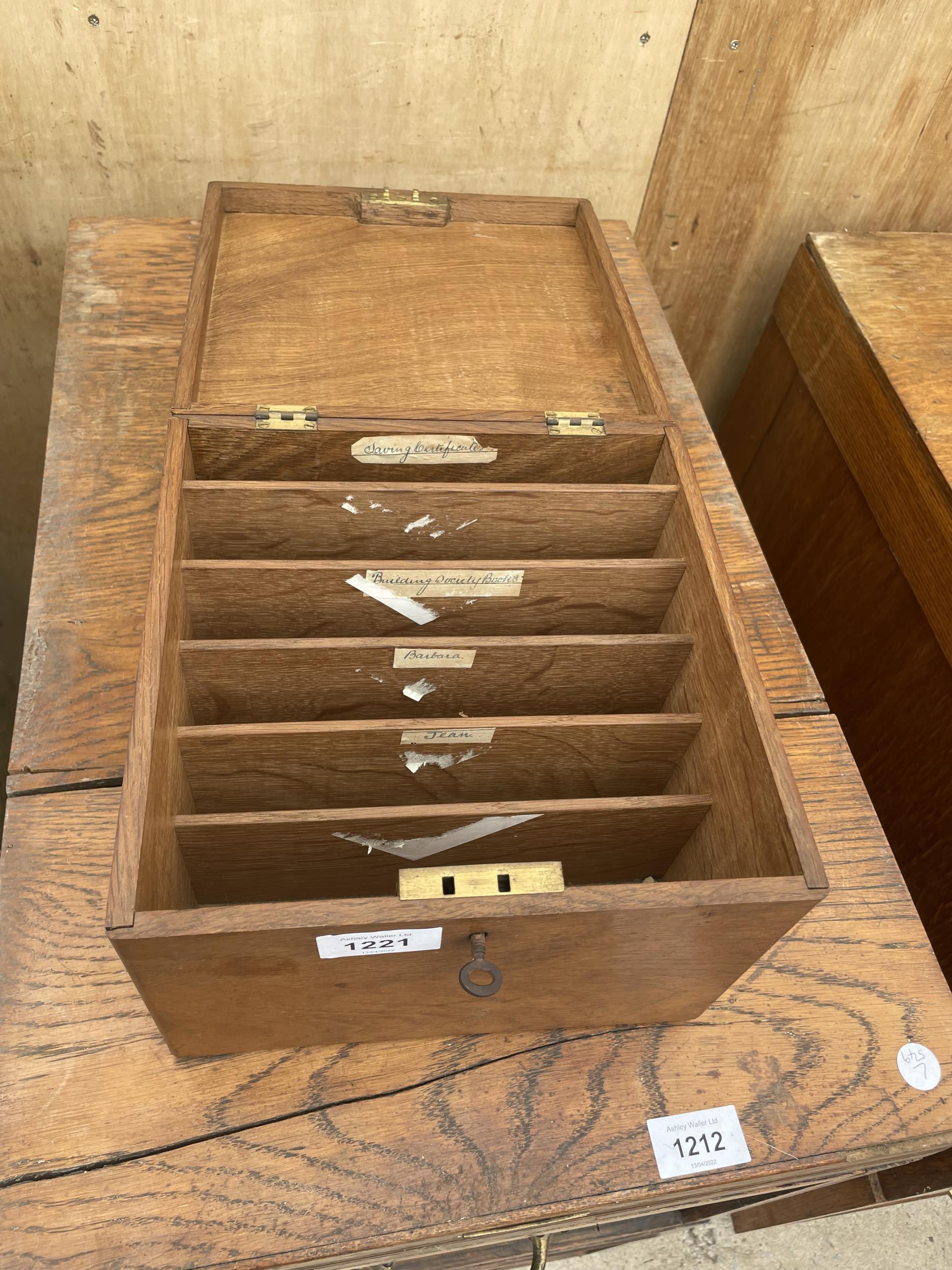 A VINTAGE WOODEN LETTER BOX WITH HINGED LOCKABLE LID AND KEY - Bild 2 aus 14