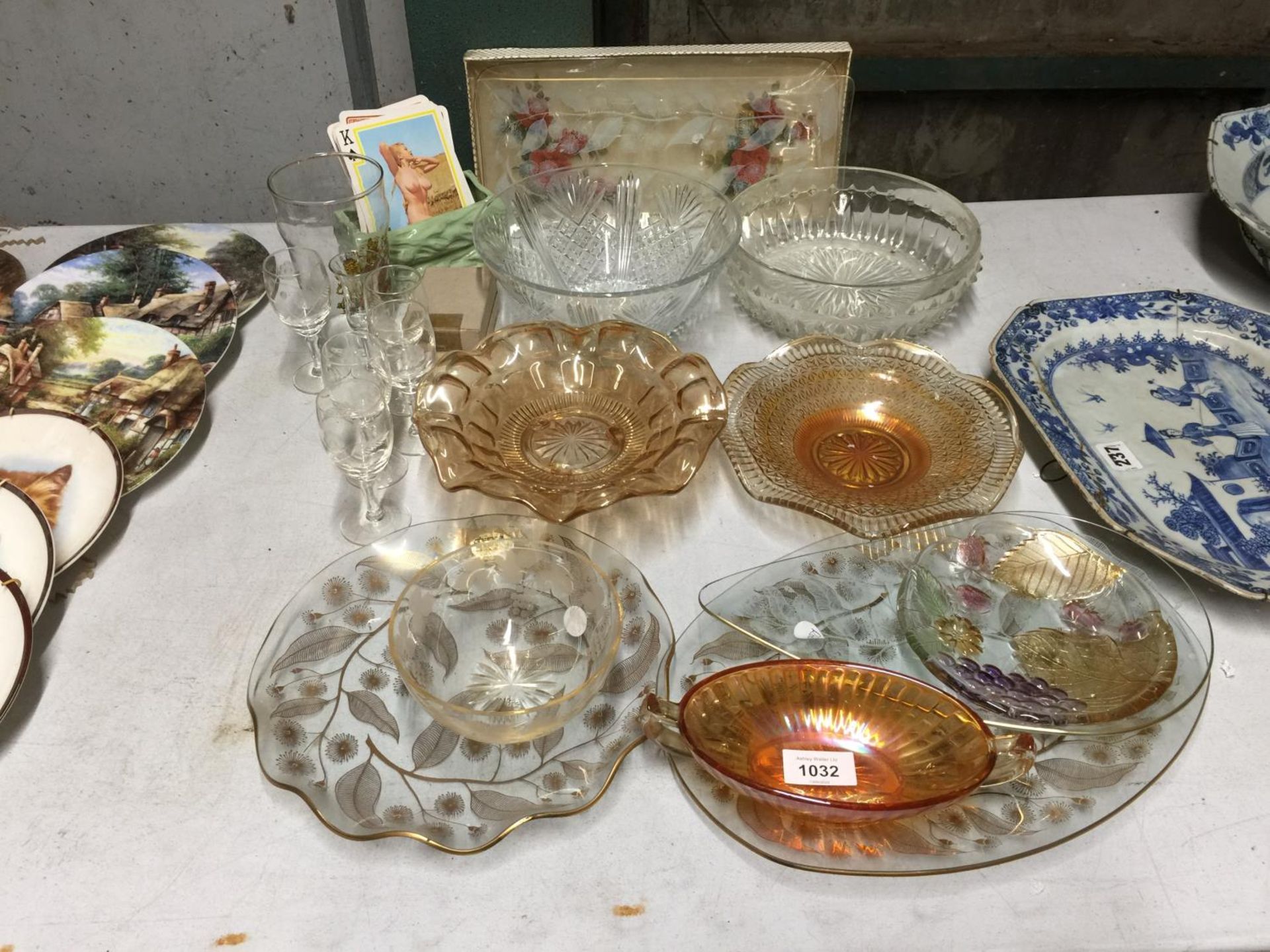 A COLLECTION OF GLASSWARE TO INCLUDE LUSTRE