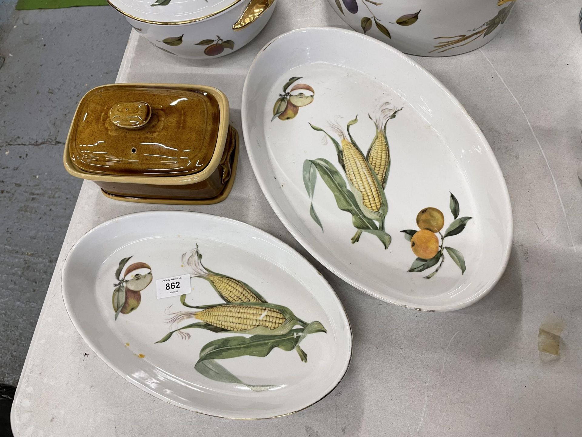 A ROYAL WORCESTER 'EVESHAM' CASSEROLE DISH, TUREEN, PIE DISHES PLUS A TG GREEN BUTTER DISH - Image 2 of 4