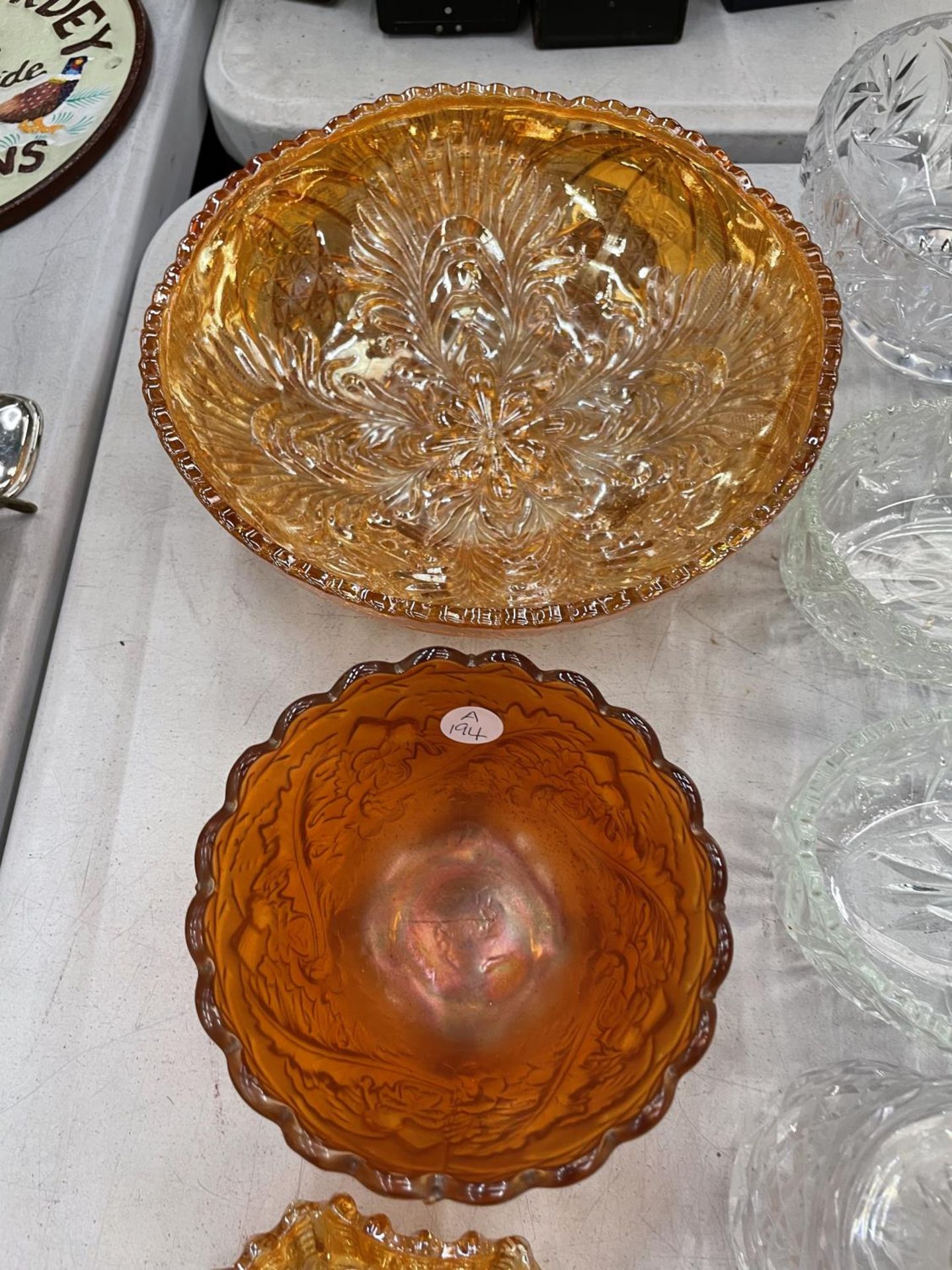 A QUANTITY OF GLASSWARE TO INCLUDE TRINKET DISHES, VASES, ETC, PLUS FOUR PIECES OF AMBER CARNIVAL - Image 5 of 5