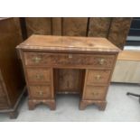 AN 18TH CENTURY STYLE WALNUT KNEEHOLE DESK OF SMALL PROPORTIONS ENCLOSING ONE LONG AND FOUR SHORT
