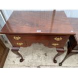 A GEORGIAN STYLE MAHOGANY LOWBOY WITH THREE DRAWERS, ON FRONT CABRIOLE LEGS, 28" WIDE