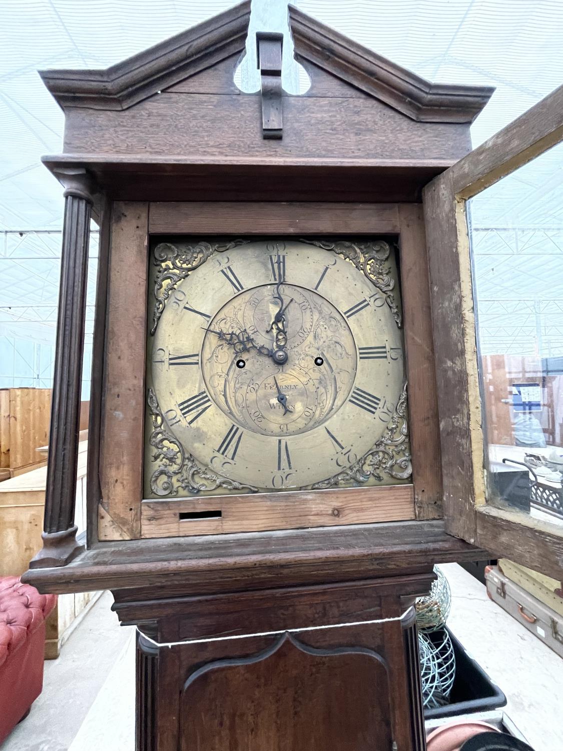 AN 18TH CENTURY OAK LONGCASE CLOCK BY FEARNLY, WIGAN, WITH SQUARE BRASS DIAL - Bild 3 aus 4