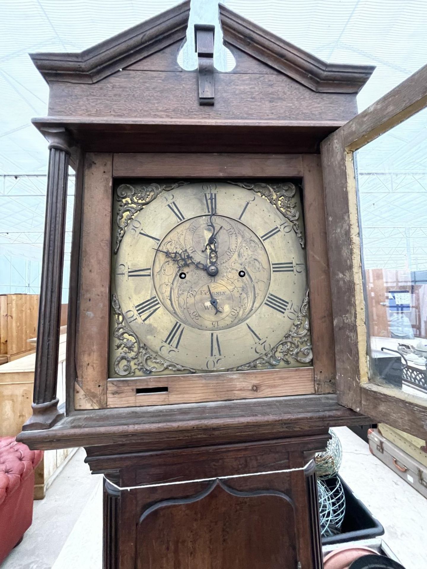 AN 18TH CENTURY OAK LONGCASE CLOCK BY FEARNLY, WIGAN, WITH SQUARE BRASS DIAL - Image 3 of 4