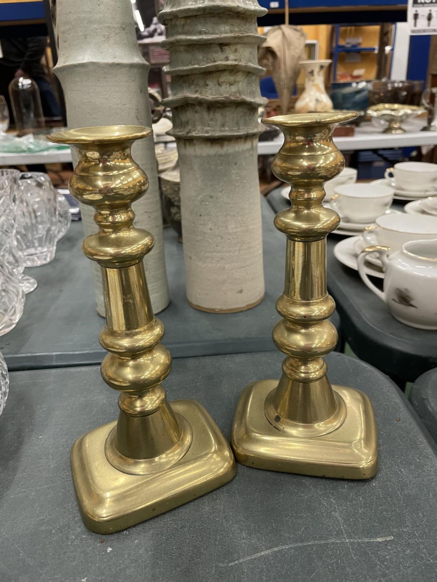 A PAIR OF BRASS CANDLESTICKS HEIGHT 22CM