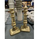 A PAIR OF BRASS CANDLESTICKS HEIGHT 22CM