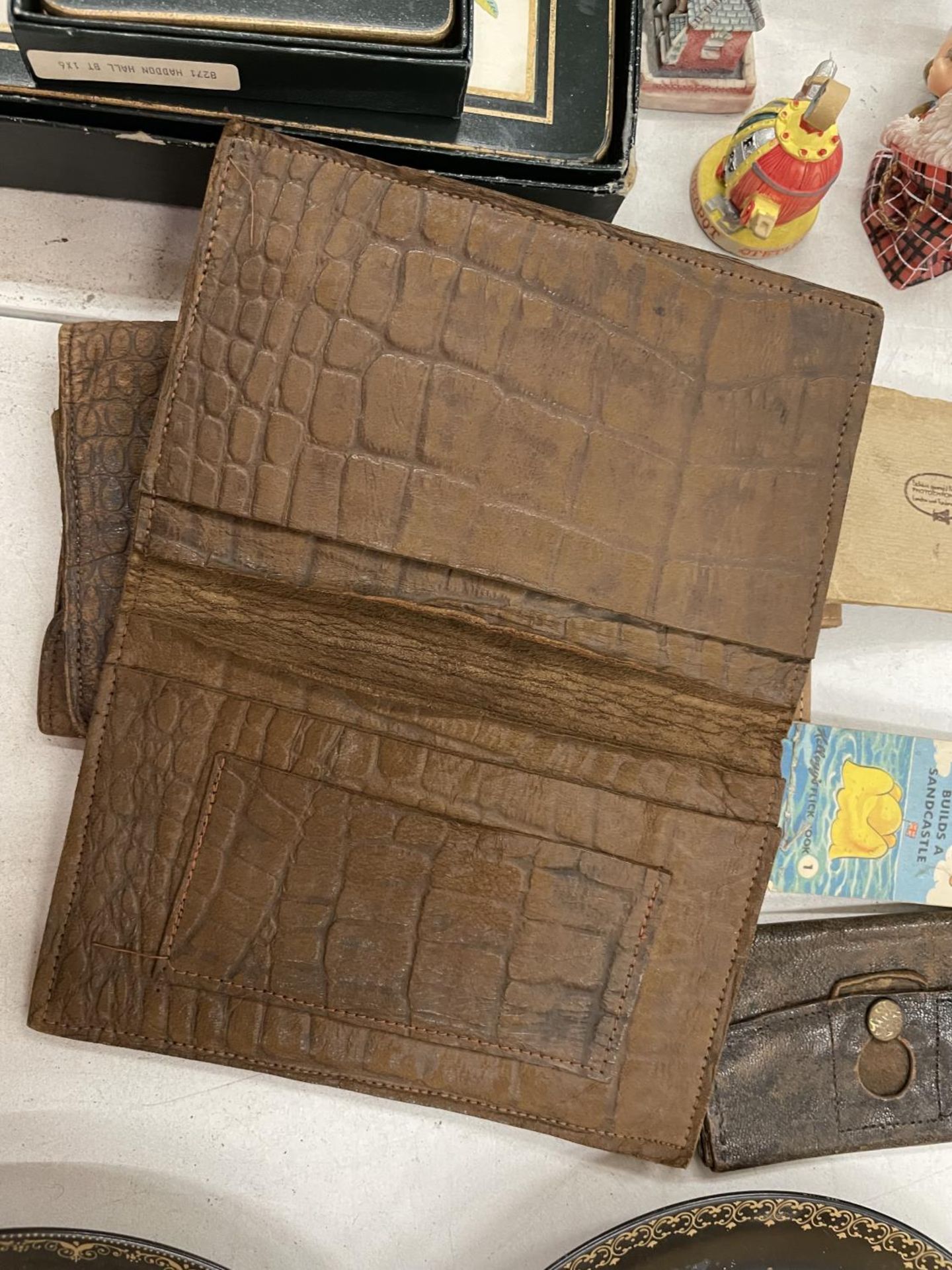 A COLLECTION OF LEATHER PURSES, WALLETS, ETC - Image 3 of 3