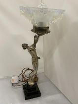 AN ART DECO STYLE LAMP OF A LADY ON A MARBLE BASE WITH A DECORATIVE GLASS SHADE