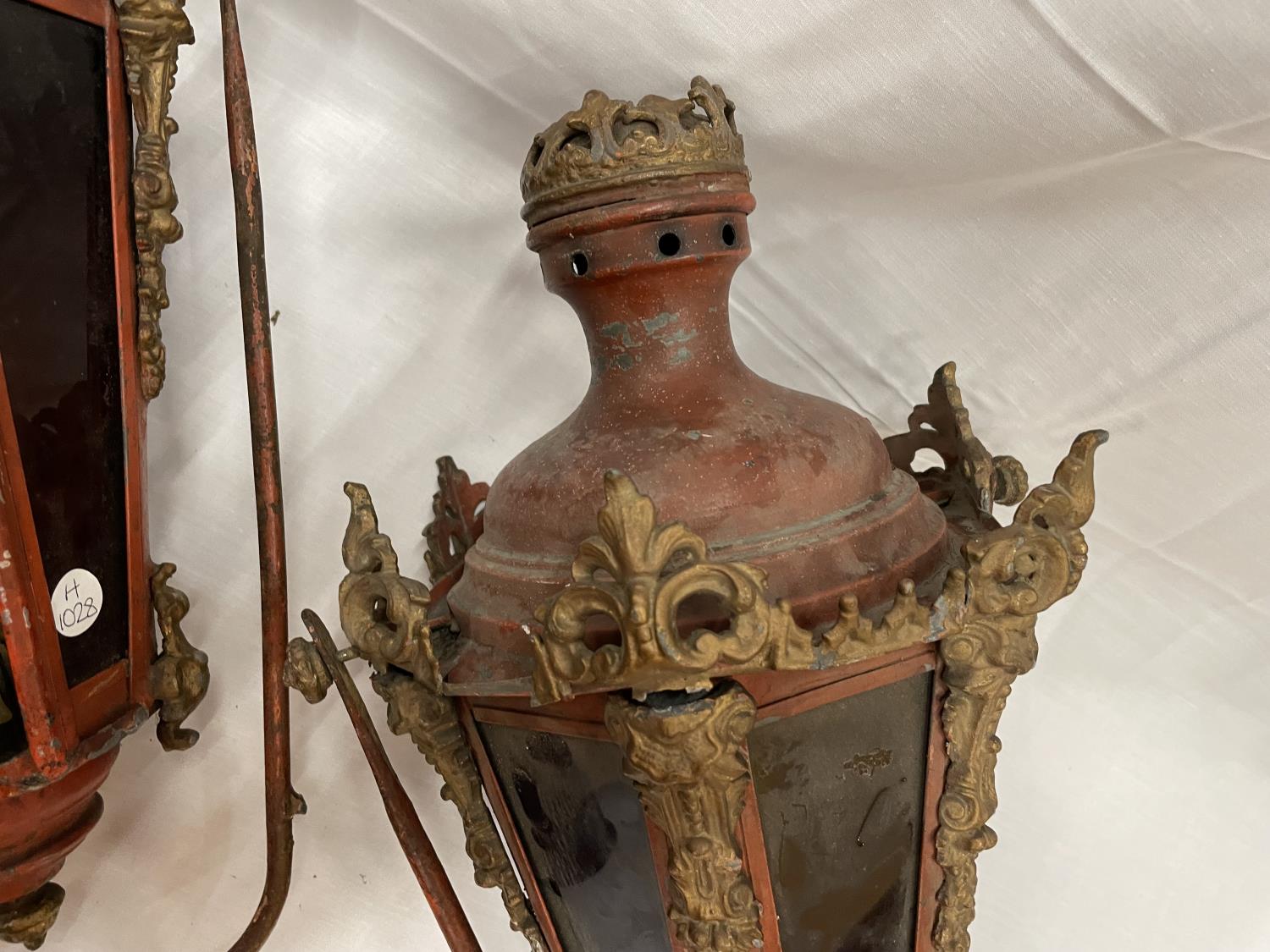 A PAIR OF VINTAGE ORNATE PARADE/MARCHING LANTERNS ONE WITH A GLASS A/F - Image 4 of 7