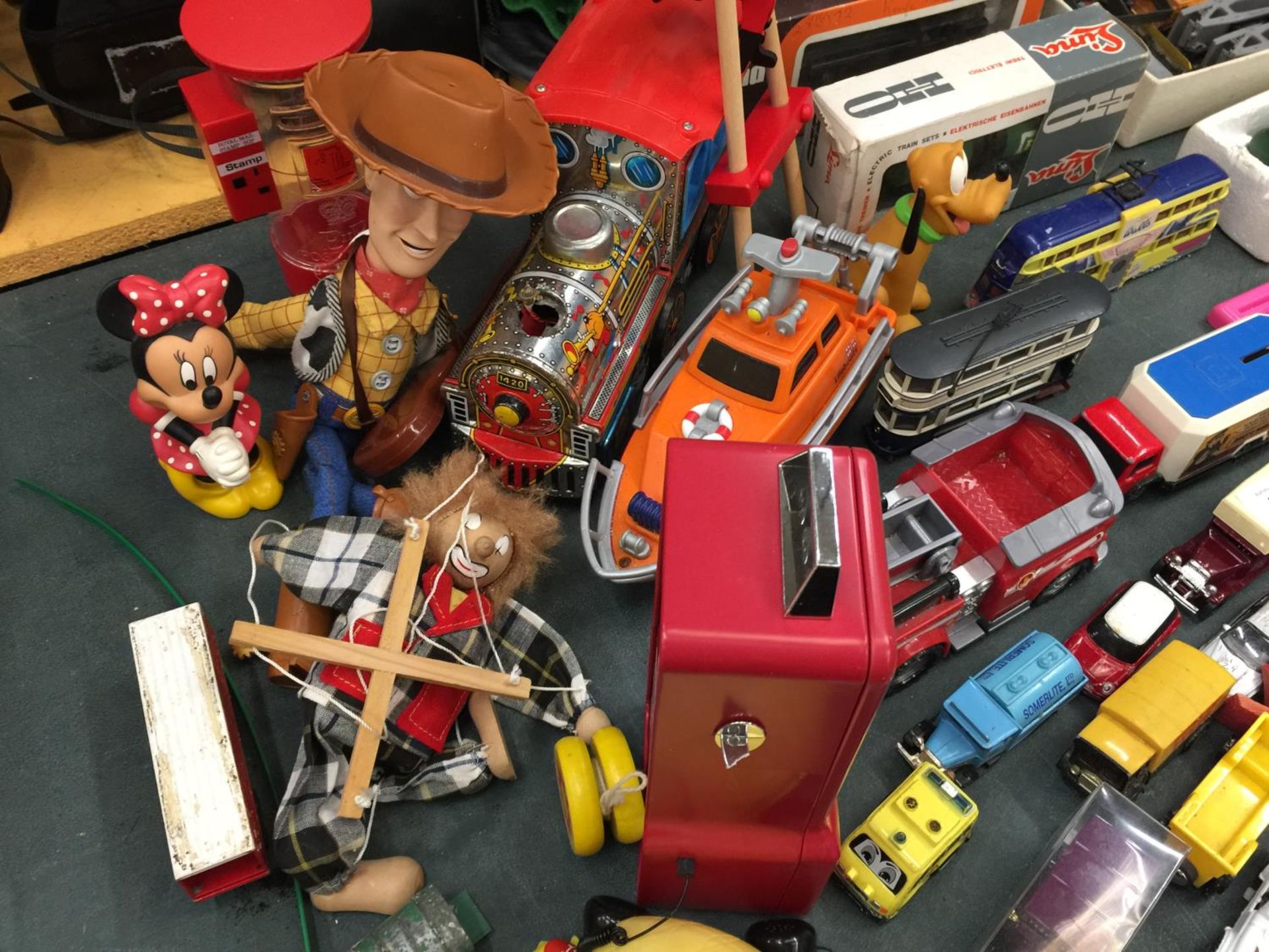 A QUANTITY OF TOYS TO INCLUDE DIE-CAST CARS, TOY STORY 'WOODY', DISNEY FIGURES, ETC - Image 6 of 14