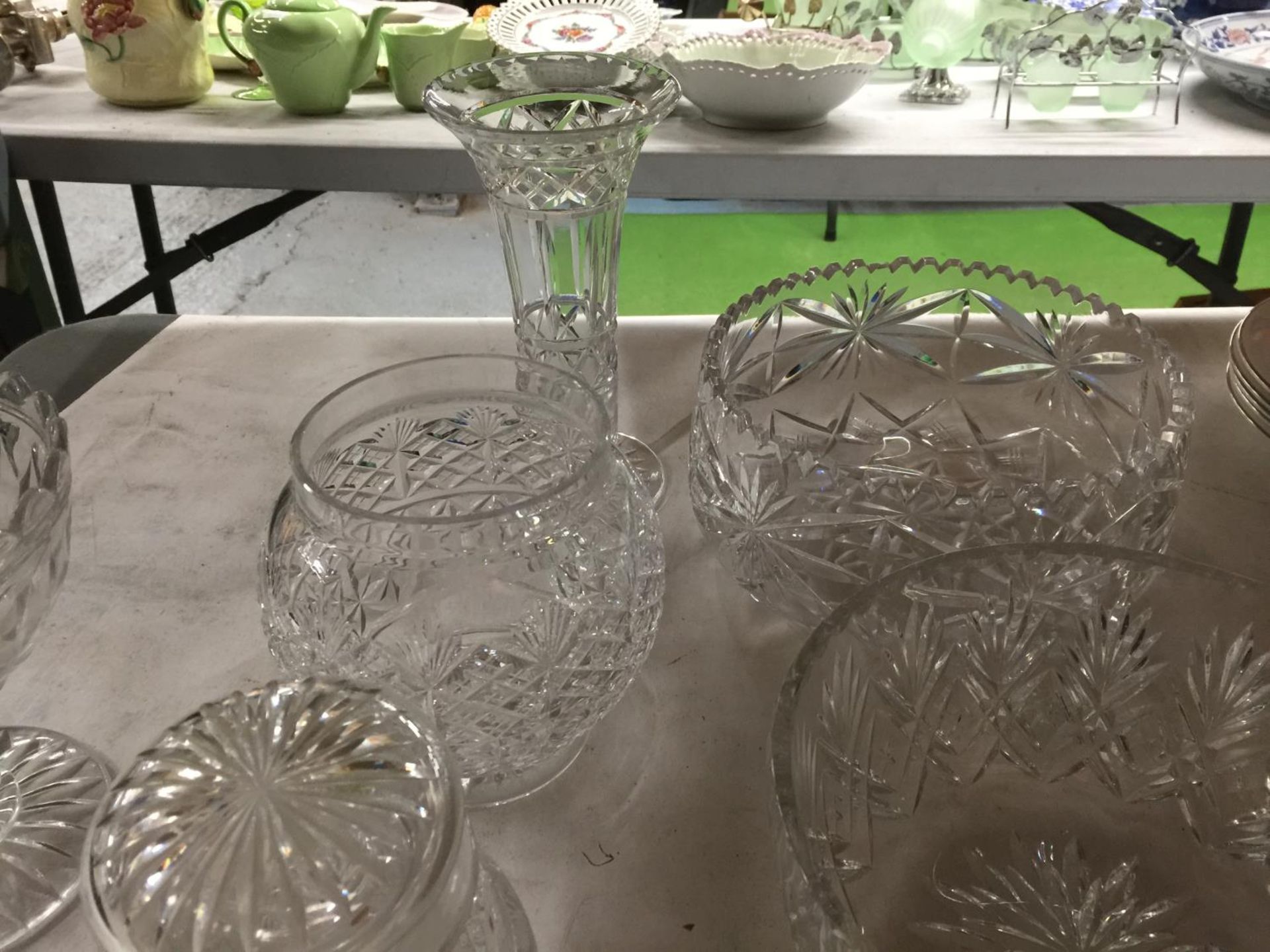 A QUANTITY OF GLASSWARE TO INCLUDE BOWLS, VASES, JUGS, ETC - Image 6 of 8