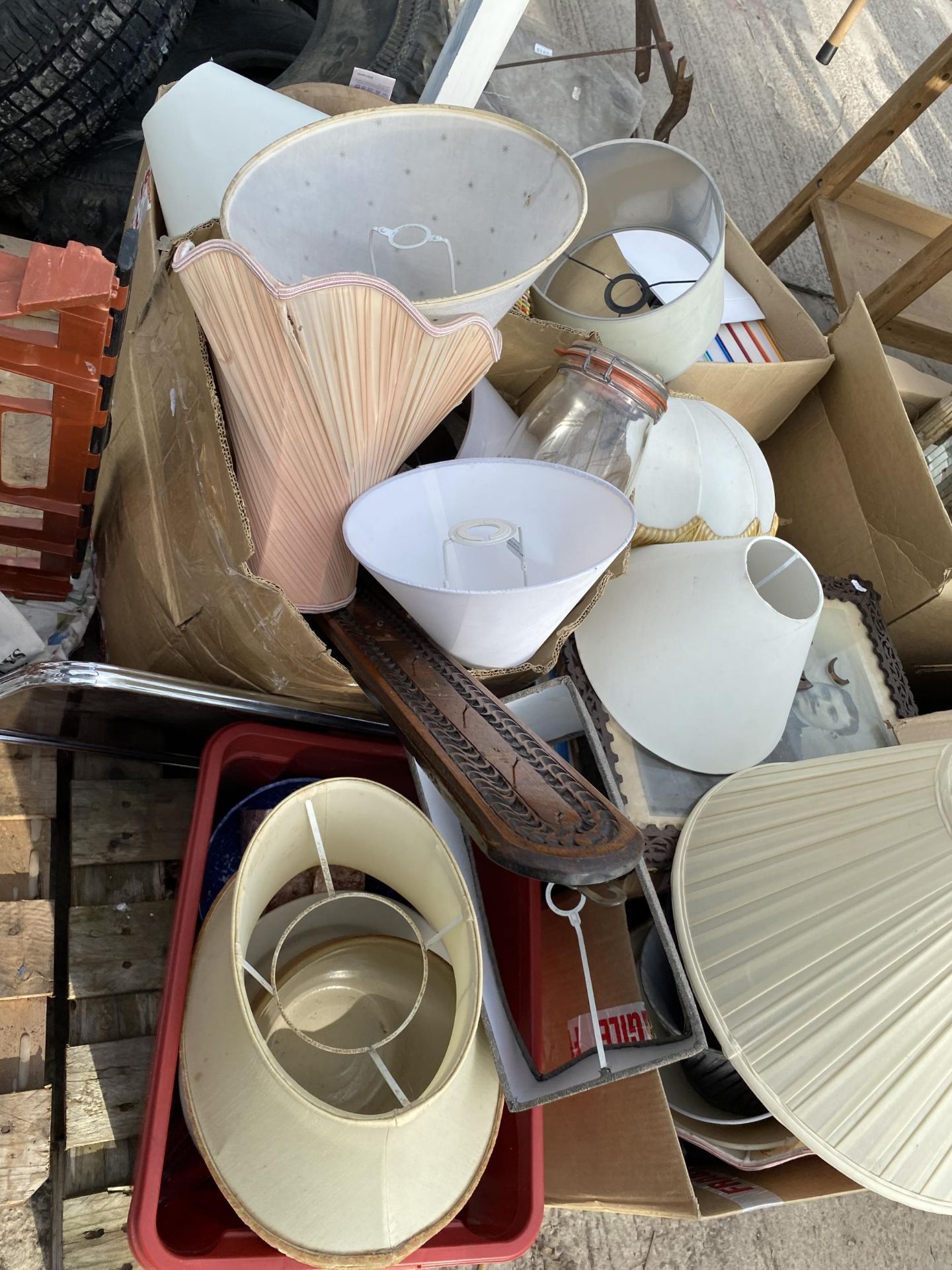 AN ASSORTMENT OF HOUSEHOLD CLEARANCE ITEMS TO INCLUDE LAMP SHADES AND BOOKS ETC - Image 2 of 4