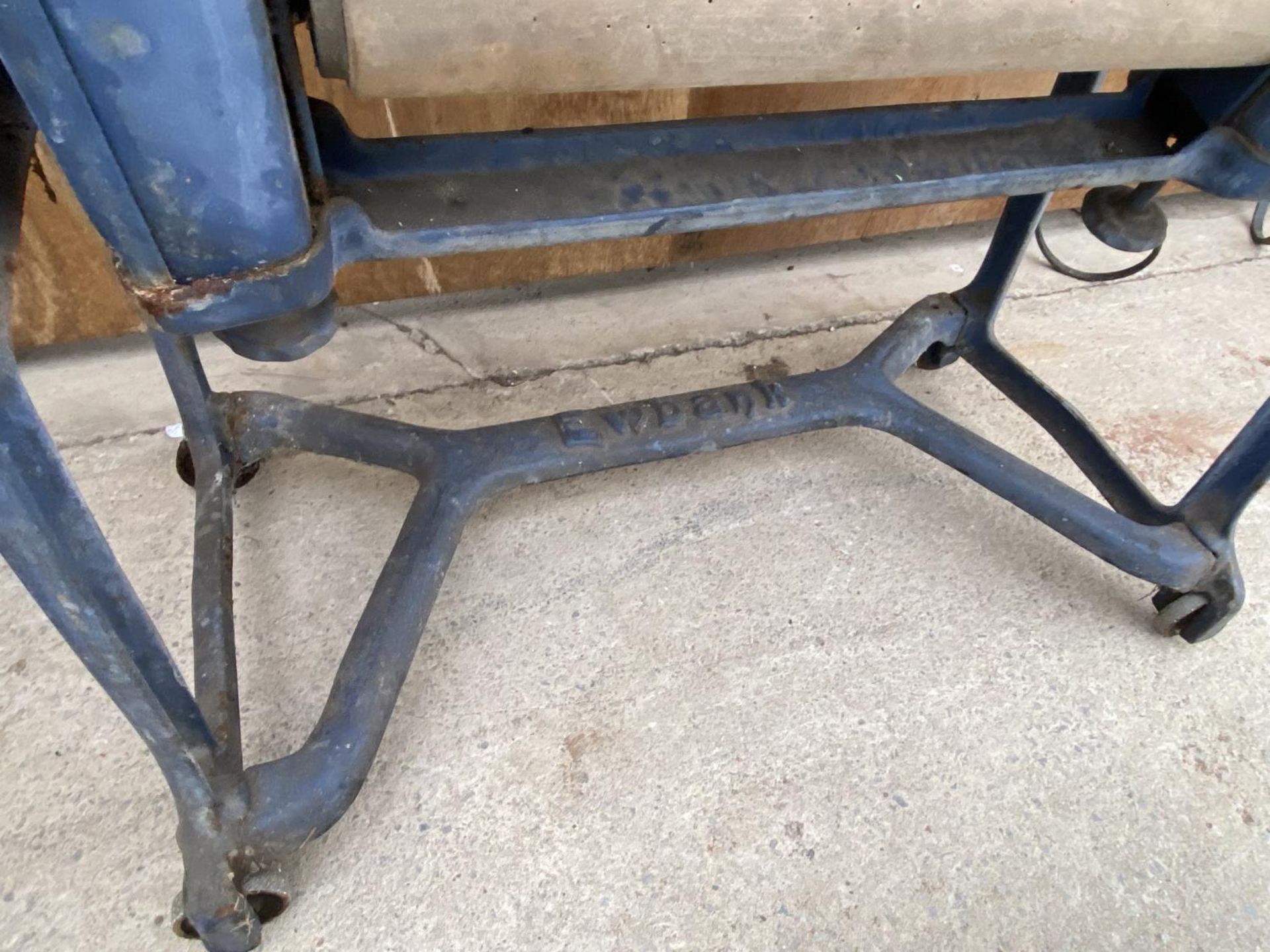 A VINTAGE CAST IRON EWBANK MANGLE IN WORKING CONDITION - Image 4 of 8