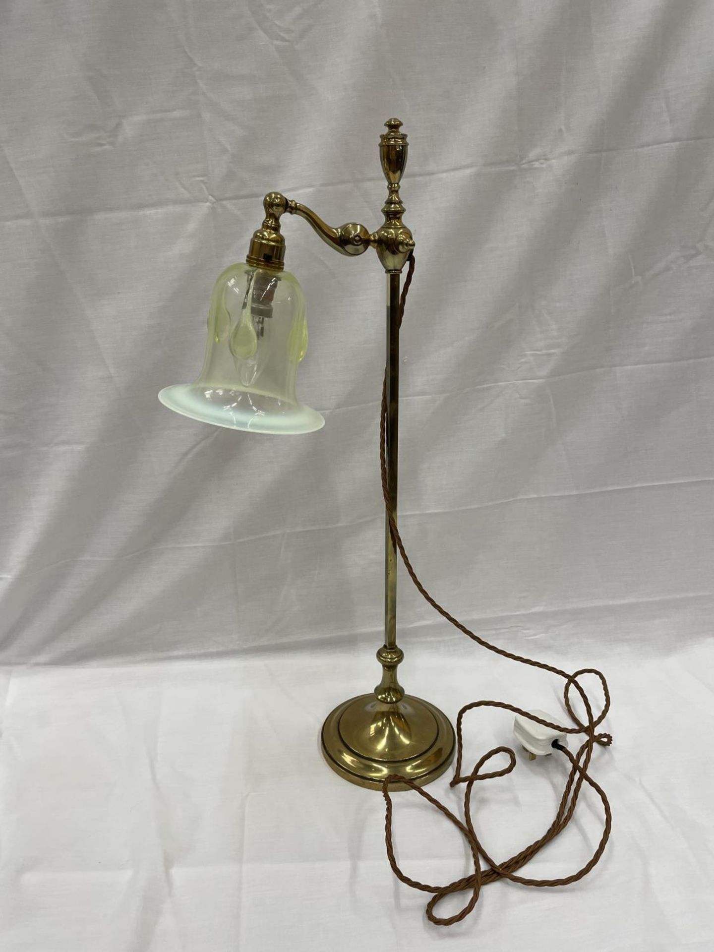 A HEAVY ANTIQUE ADJUSTABLE BRASS DESK LAMP WITH AN UNUSUAL GLASS SHADE