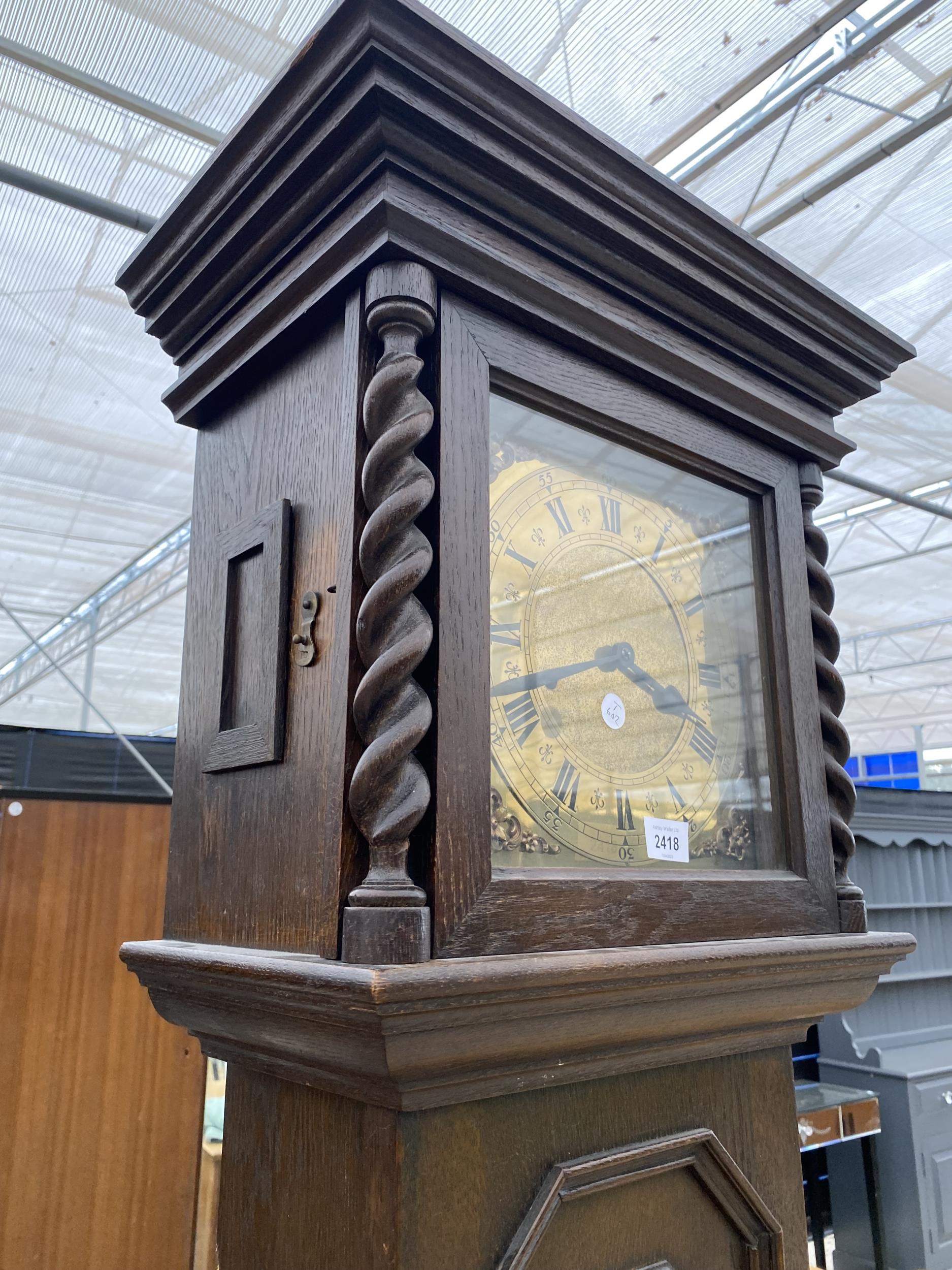 A OAK JACOBEAN STYLE BRASS FACED LONGCASE CLOCK WITH BARLEYTWIST UPRIGHTS - Bild 2 aus 8