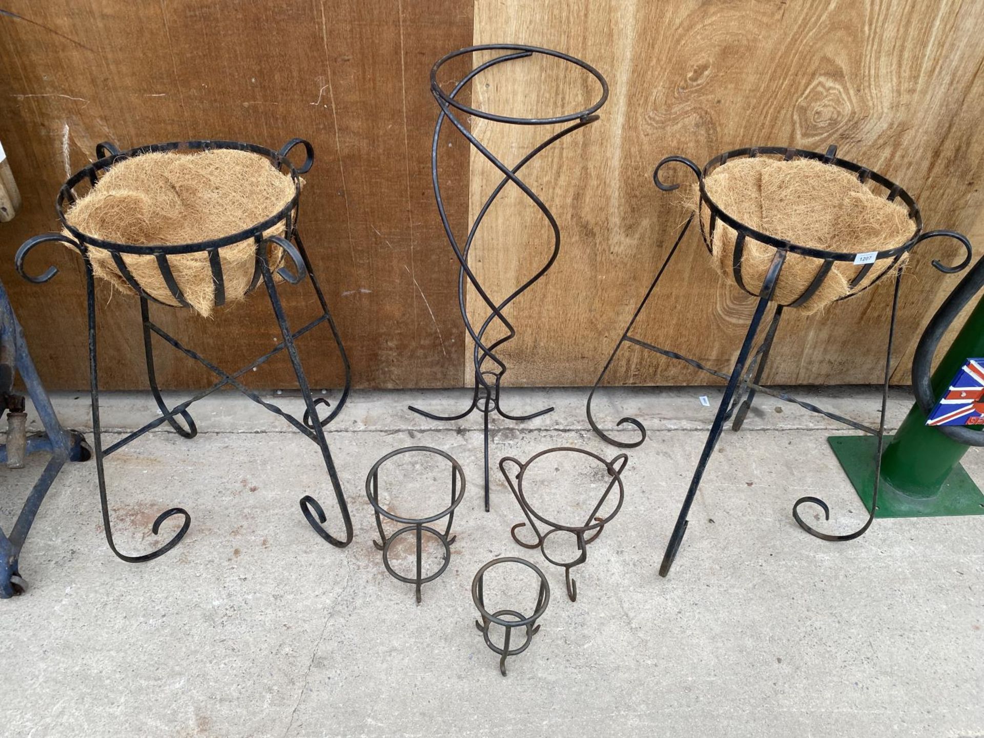AN ASSORTMENT OF WROUGHT IRON GARDEN ITEMS TO IJNCLUDE PLANT STANDS AND A PAIR OF BASKET PLANTERS