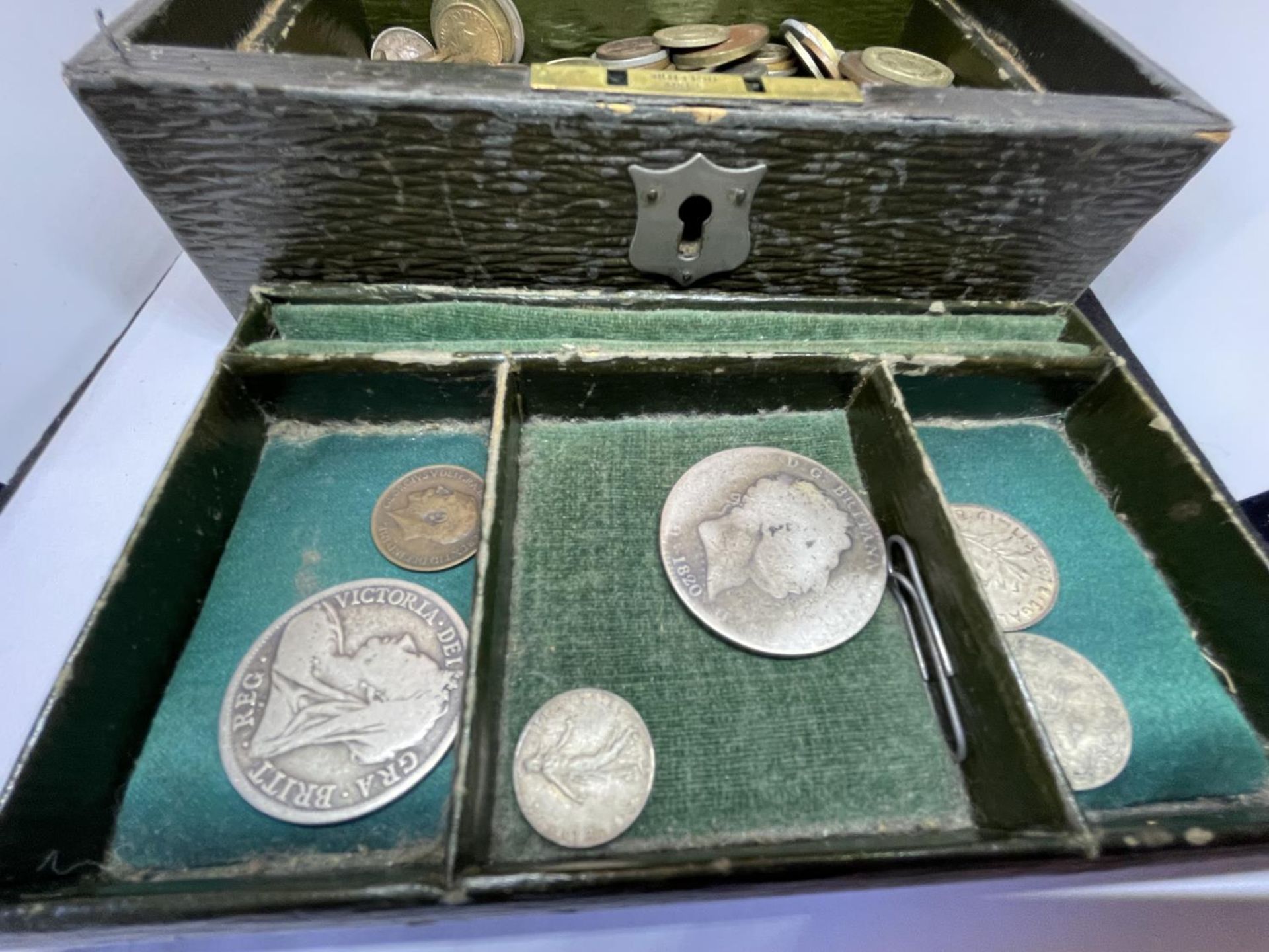 A BOX CONTAINING A LARGE QUANTITY OF COINS TO INCLUDE A GEORGE IV SILVER CROWN DATED 1820 AND - Image 3 of 5