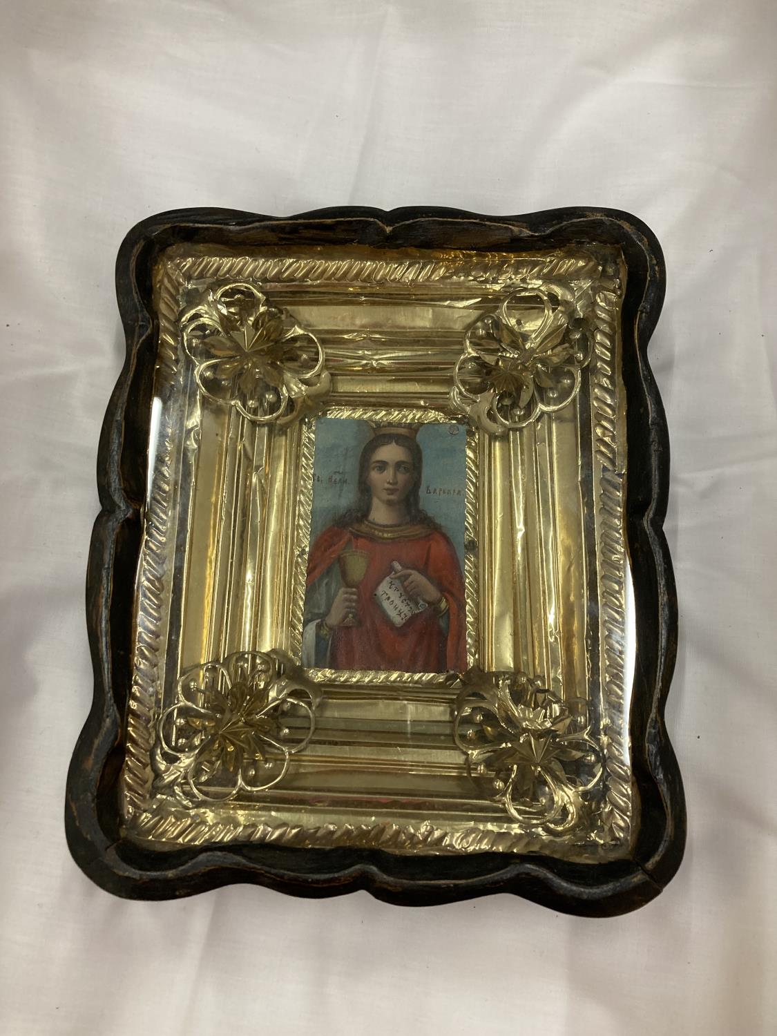 AN IMAGE OF AN EASTERN EUROPEAN ICON IN A GILT AND MAHOGANY FRAME SIZE 20CM X 26CM