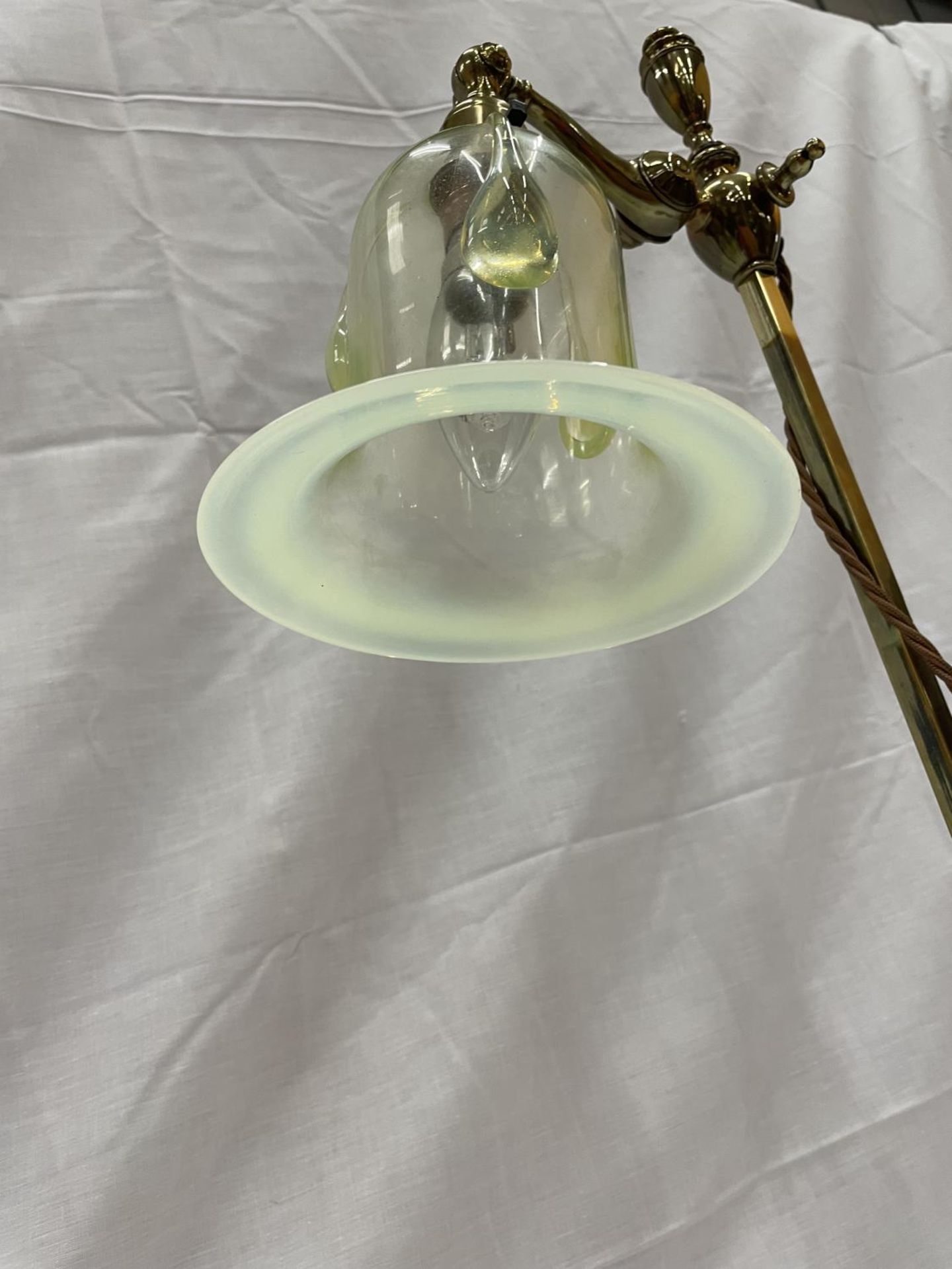 A HEAVY ANTIQUE ADJUSTABLE BRASS DESK LAMP WITH AN UNUSUAL GLASS SHADE - Image 4 of 6