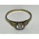 A 9 CARAT GOLD RING WITH A CENTRE CUBIC ZIRCONIA AND DESIGN TO THE SHOULDERS SIZE L