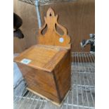 A SMALL VINTAGE WALL MOUNTED OAK LIDDED BOX