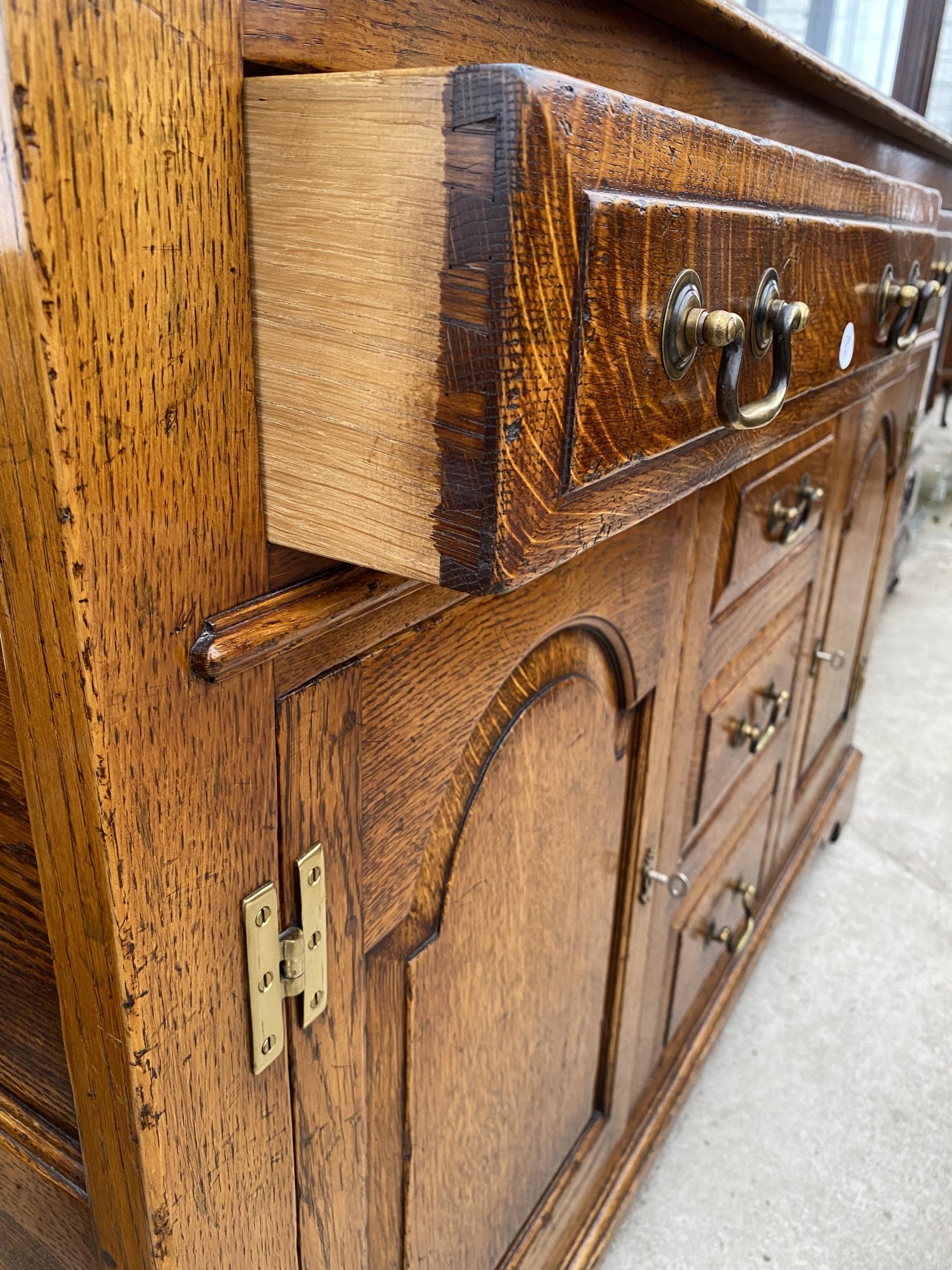 A GEORGE III STYLE LIGHT OAK DRESSER BASE ENCLOSING THREE SHORT AND TWO LONG DRAWERS AND TWO - Image 5 of 5