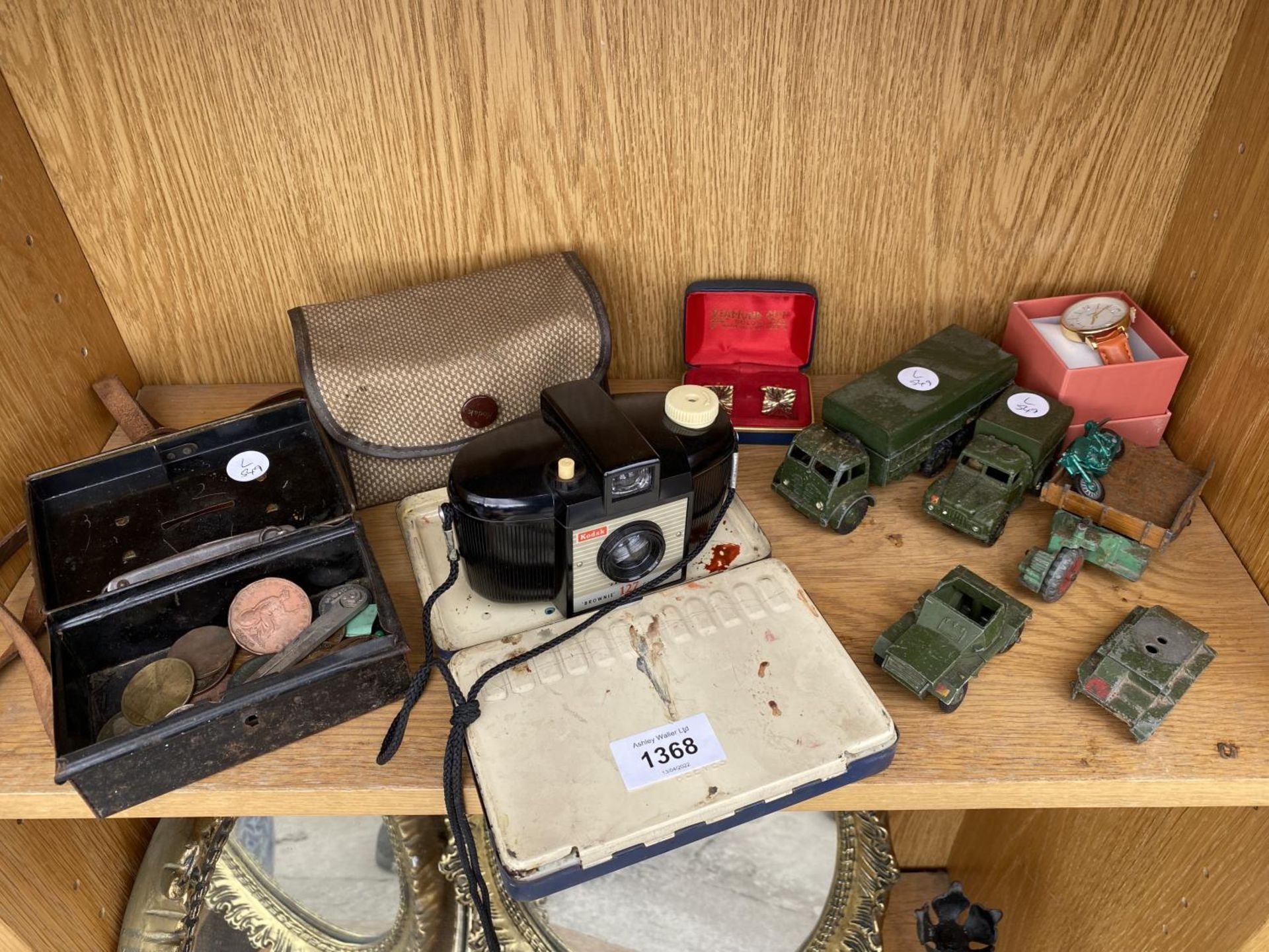 AN ASSORTMENT OF ITEMS TO INCLUDE A KODAK BROWNIE CAMERA, DINKY TOY ARMY VEHICLES AND A SMALL TIN OF - Image 2 of 10