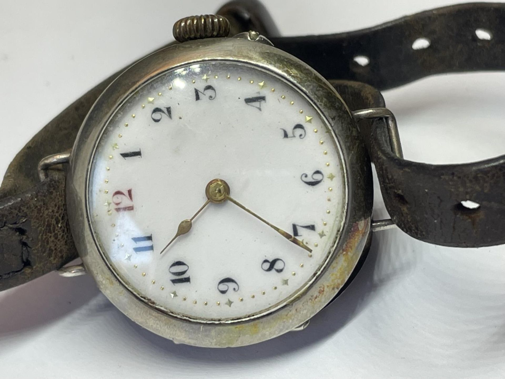 A MARKED 925 VINTAGE WRIST WATCH WITH A LEATHER STRAP IN A PRESENTATION BOX - Image 2 of 5